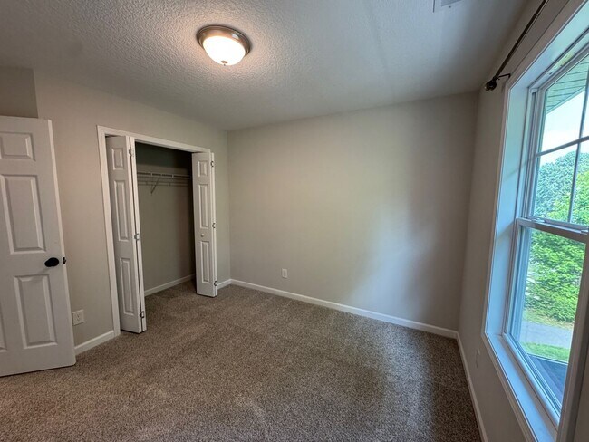 Building Photo - Oakley - Modern Three Bedroom