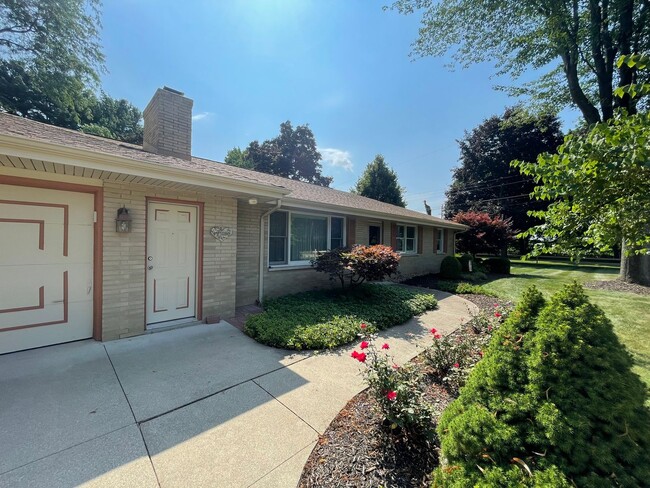 Building Photo - Three Bedroom Home in Richland