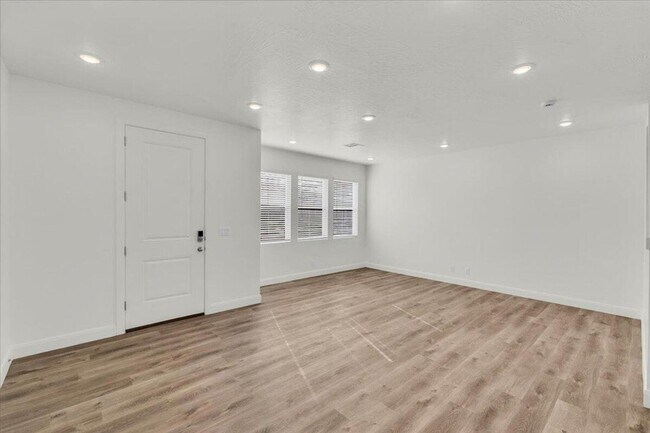Building Photo - MODERN 3-BEDROOM TOWNHOME IN DESERT COLOR ...