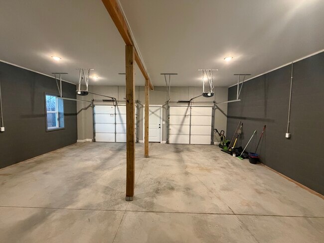 Building Photo - 955 Oakwood Estates Dr