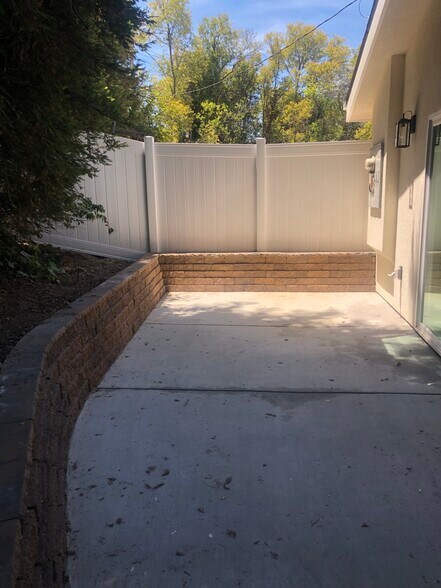 Building Photo - 4414 Deseret Dr