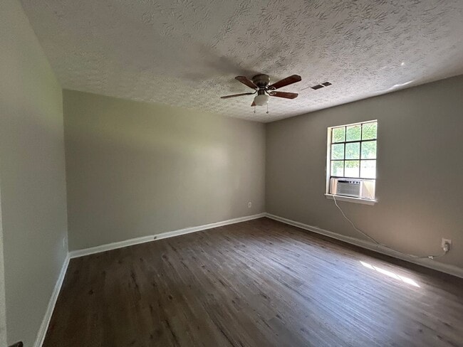 Building Photo - **$400 OFF FIRST FULL MONTH OF RENT**105 Meadowbrook Court Unit A - Available Now! Ask how you ca...