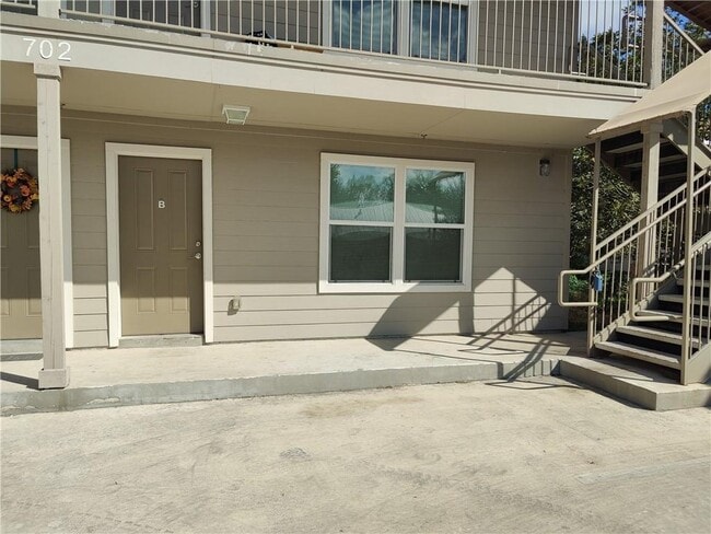 Building Photo - 702 W 6th St