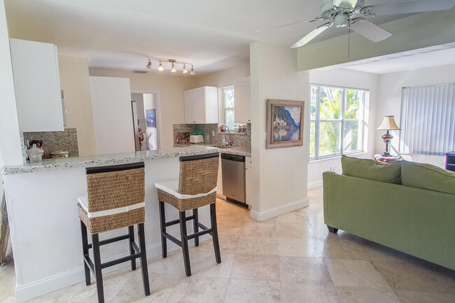 Building Photo - 927 W Royal Palm Rd
