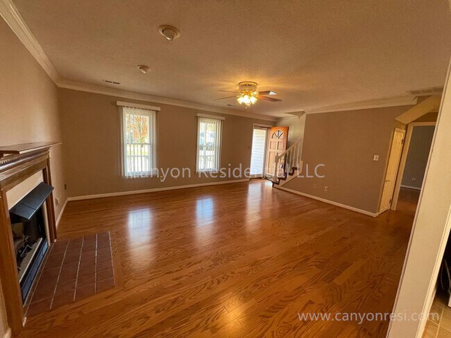 Building Photo - Beautiful 3b2b, ready to move in!