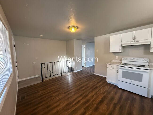 Building Photo - 2318-2320 E Dalke Ave