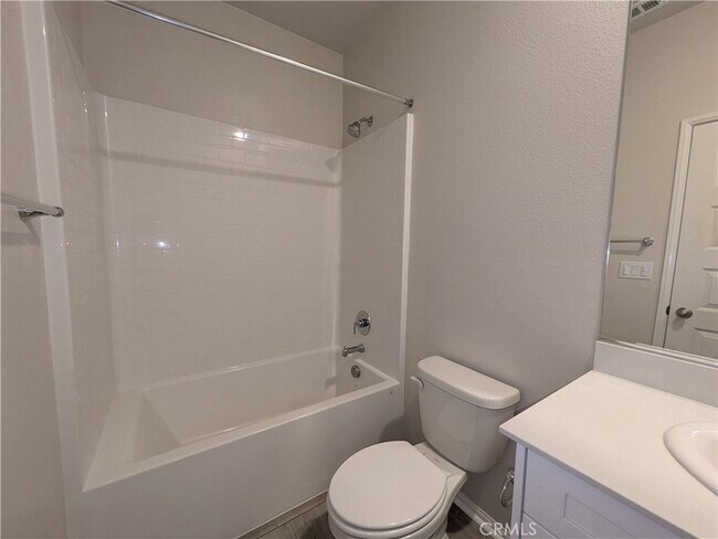 Building Photo - 2035 Bergamot St