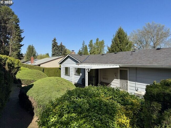 Building Photo - Charming 3-Bedroom Home in Tranquil Ridgev...