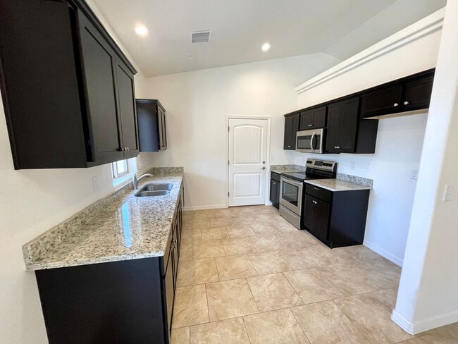 Building Photo - Great 3 Bedroom Home near Hualapai School!