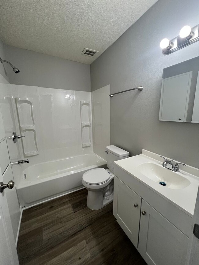 Building Photo - Remodeled Apartment 2 Bed / 1 Bath