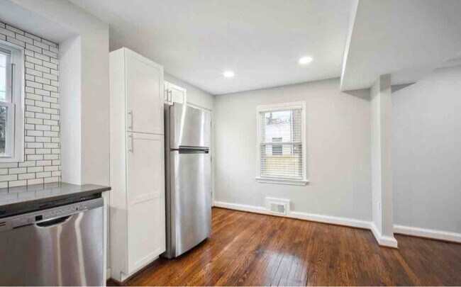 Building Photo - 2836 Fairhaven Ave