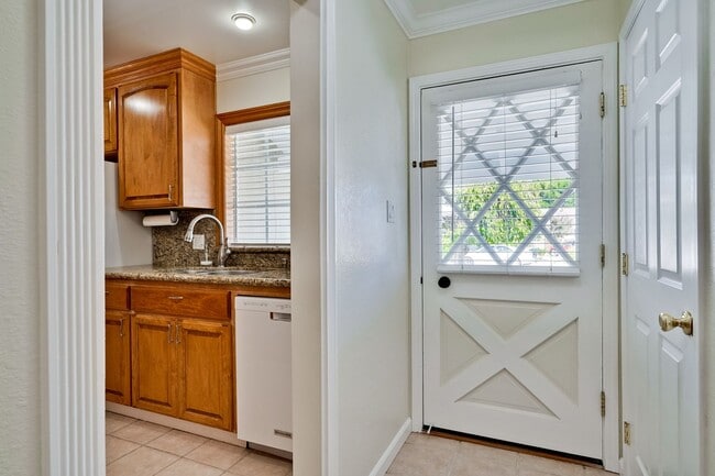 Building Photo - Charming & Refreshed Well-Maintained 4 Bed...