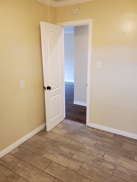 Building Photo - 421 N Ditmar St