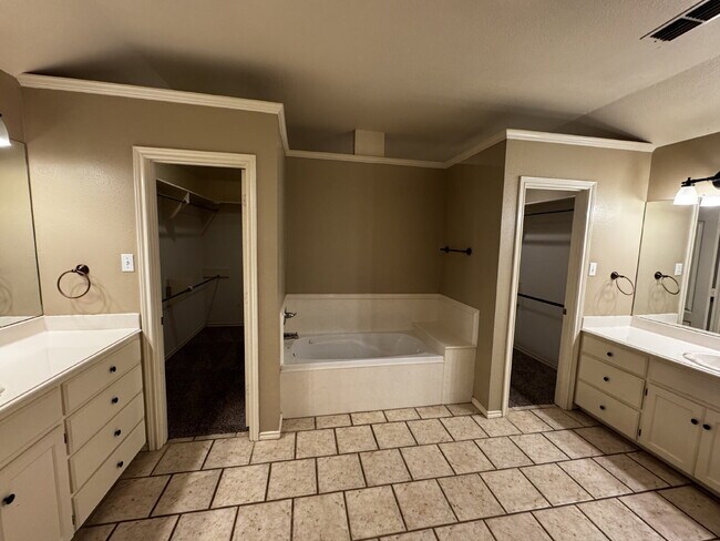 Building Photo - Beautiful Home in Upscale Neighborhood!