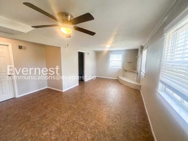 Building Photo - 3 Bed, 2 Bath Home with Fenced Yard & Garage / Pet-Friendly / Vouchers Accepted / Available Now!