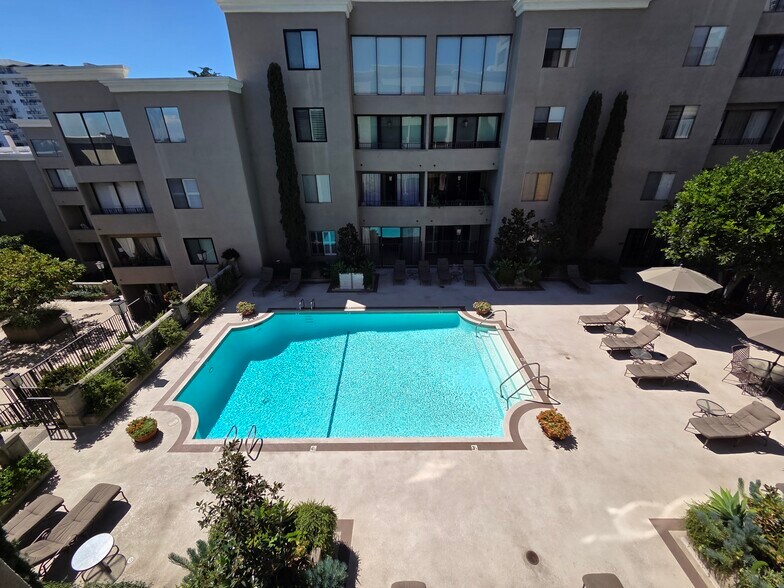 Building Photo - 8455 Fountain Ave