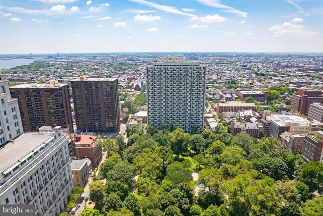 Building Photo - 604 S Washington Square