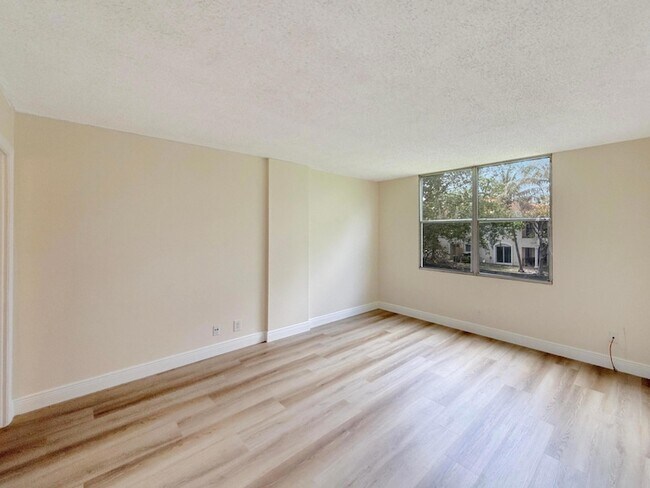 Building Photo - 113 Royal Pk Dr
