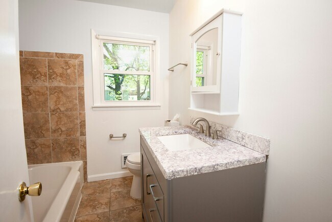 Building Photo - 685 Oakmoor Dr