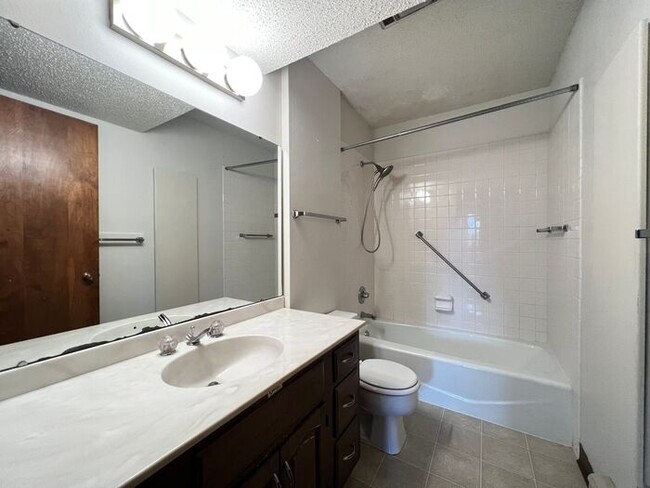 Building Photo - $1,300 | 2 Bedroom, 1 Bathroom Condo | Pet...