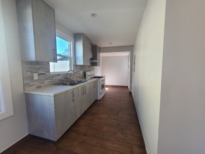 Building Photo - 1413 E 53rd St