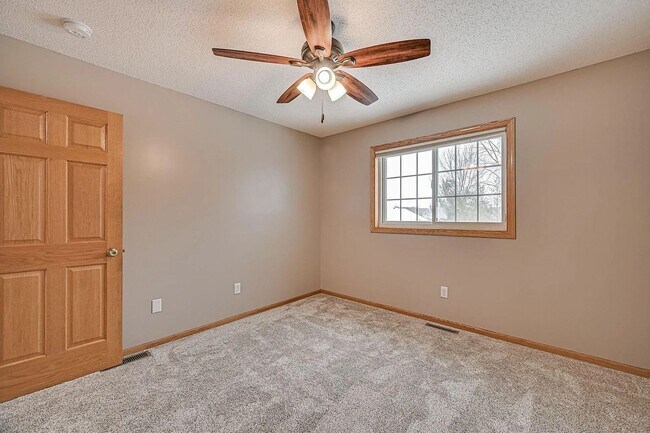 Building Photo - Spacious 4-Bed 4-Bath Home in Buffalo - Available 7/1!