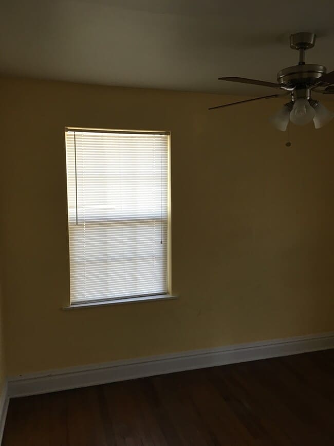 Building Photo - 2 Bedroom 1 Bath House Sycamore St  $750 No Pets  Call (304) 521-2567