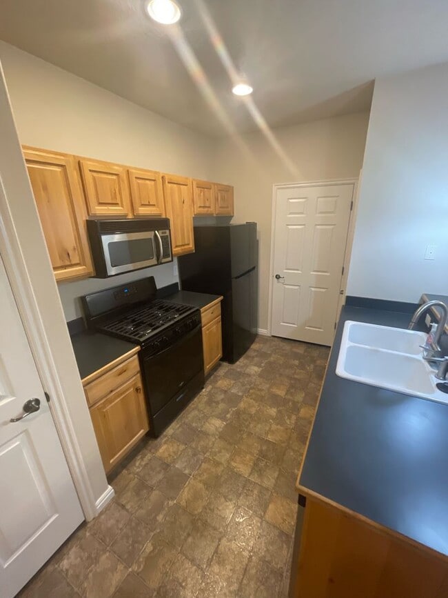 Building Photo - 1061 Canyon Meadow Dr