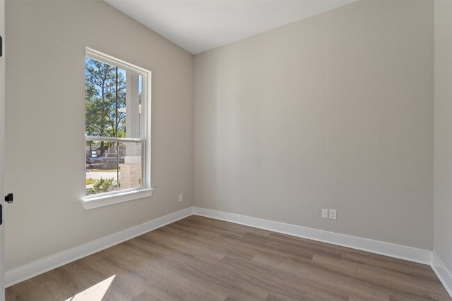 Building Photo - 15109 Paradise Ct