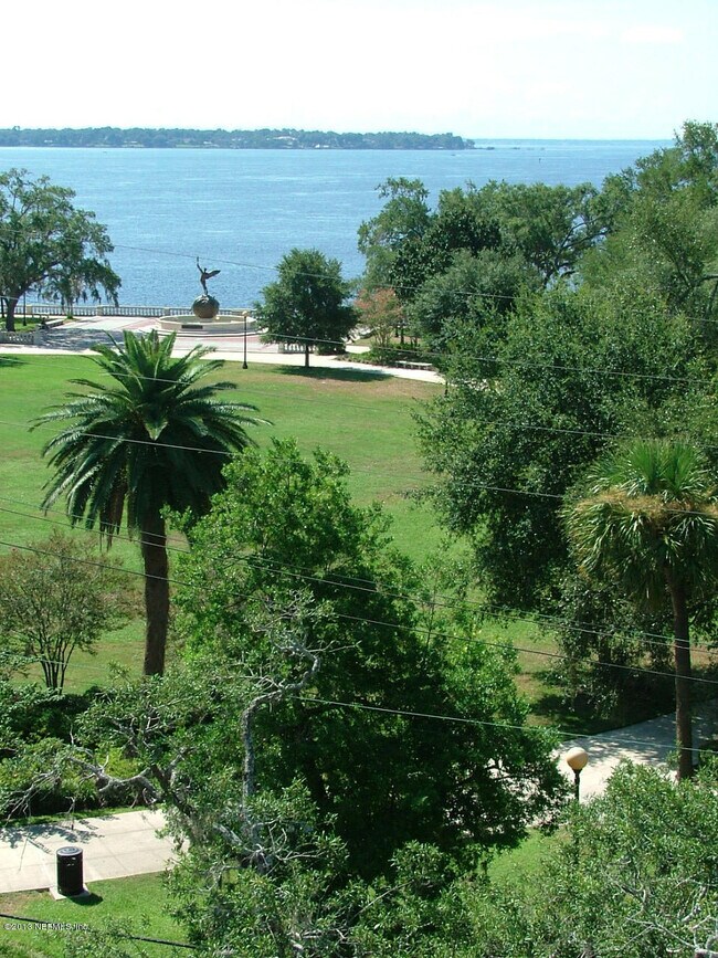 Building Photo - 1661 Riverside Ave