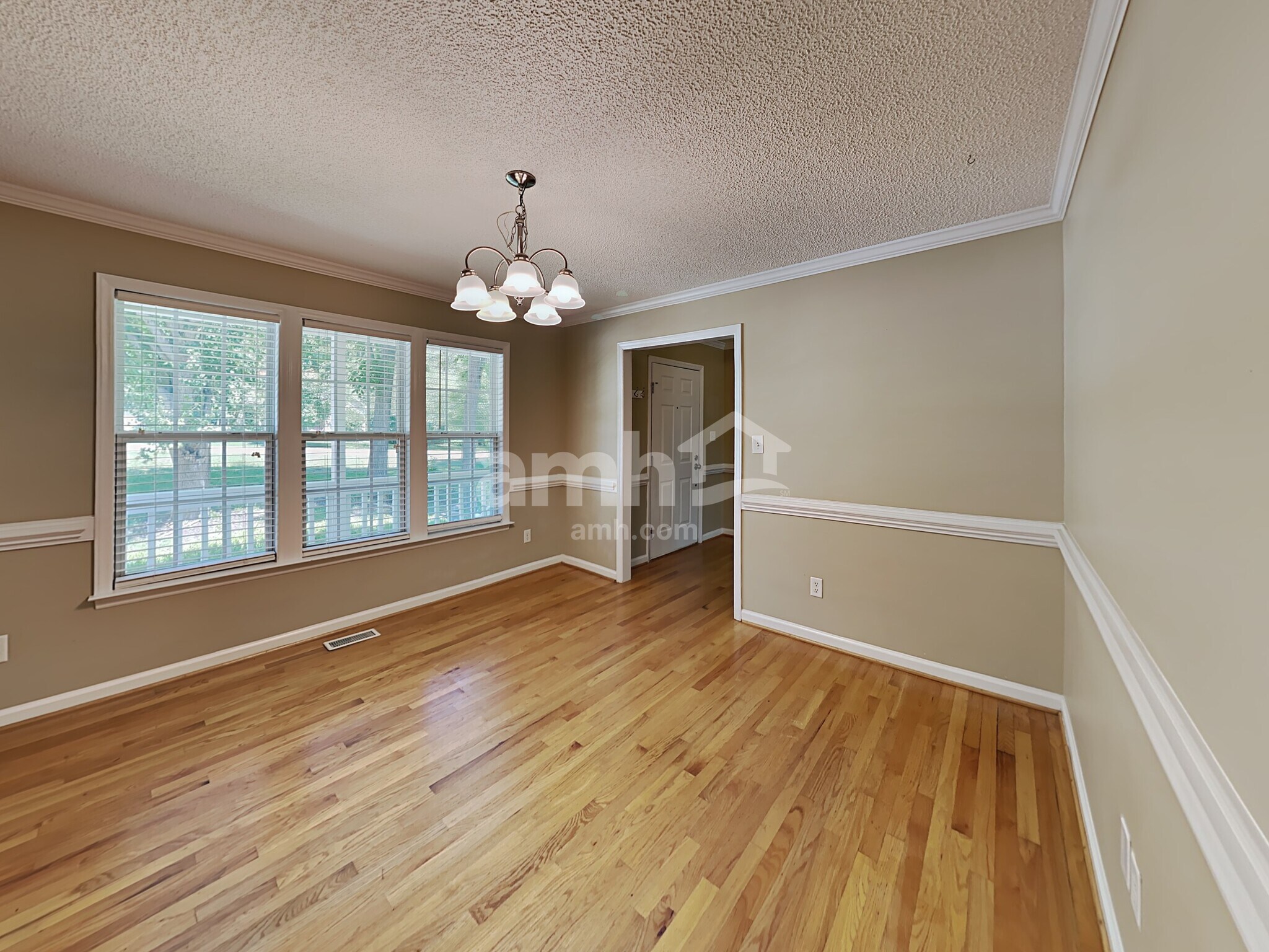 Building Photo - 1609 Middle Ridge Dr