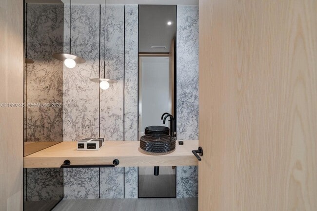 Building Photo - 641 Flamingo Dr