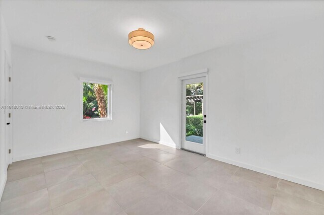 Building Photo - 863 NE 90th St