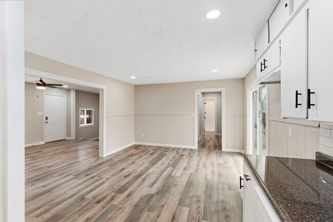 Building Photo - 4 Bedroom home 2 bath Available NOW!