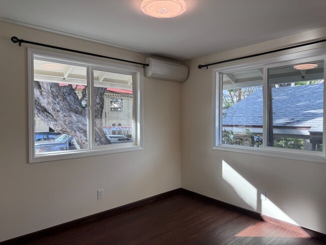 Building Photo - Renovated with split AC in Kaimuki