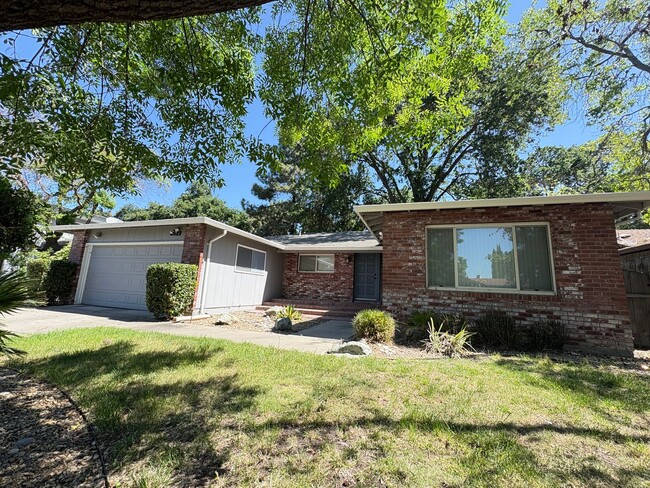 Building Photo - Beautiful 3 Bed, 2 Bath Home in a Desirabl...