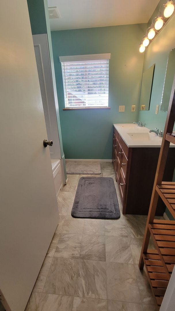 Building Photo - Attractive & Roomy 4 bedroom, 3 bath Pine ...
