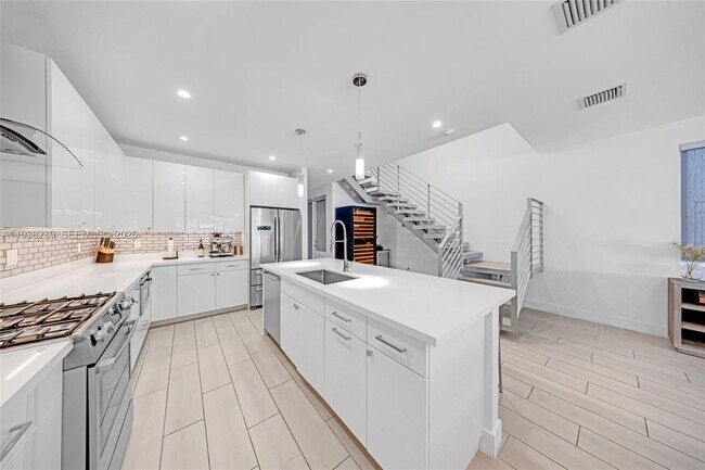 Building Photo - 817 NE 17th Way