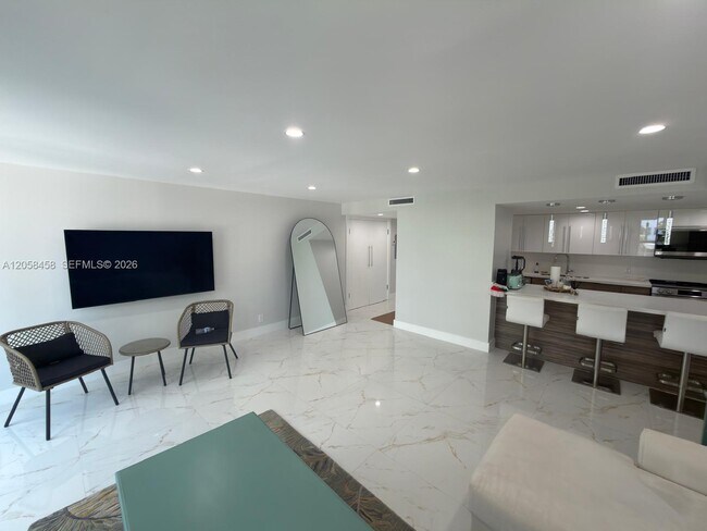 Building Photo - 1800 Collins Ave