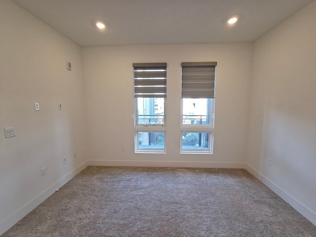 Building Photo - Luxury One-Bedroom Condo for Lease