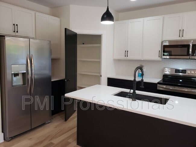 Building Photo - 215 Eisenhower Dr