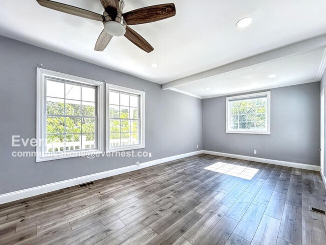 Building Photo - Lovely 3-Bed, 2-Bath Home with Modern Comf...