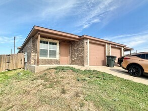 Building Photo - 913 Lasso Dr