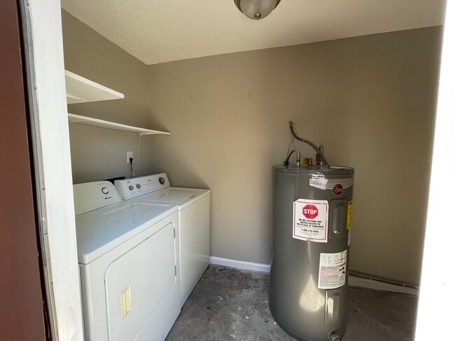 Building Photo - SW - Updated Townhome.  New Flooring, Just...