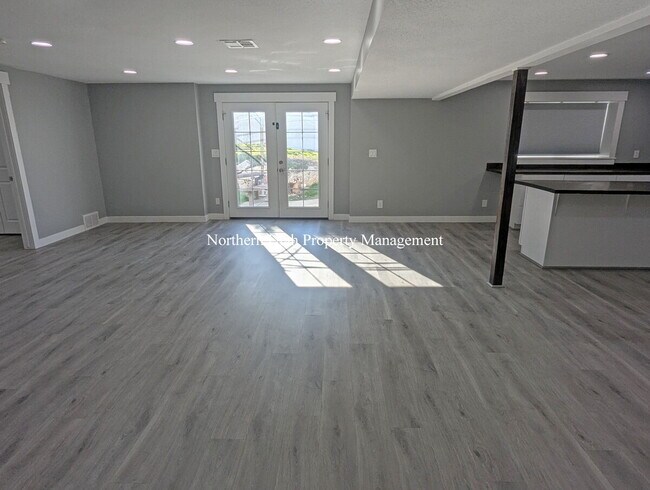 Building Photo - 6 Bed 3 Bath Home with Everything!