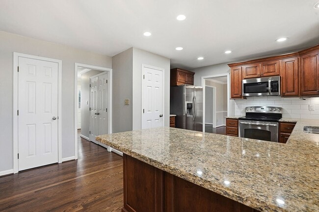 Building Photo - SPACIOUS AND BEAUTIFUL HOME IN DESIRABLE APEX