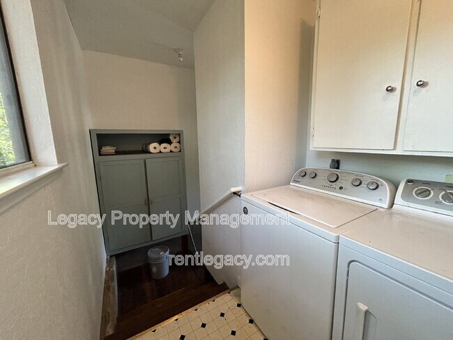 Building Photo - 209 Willow Ave