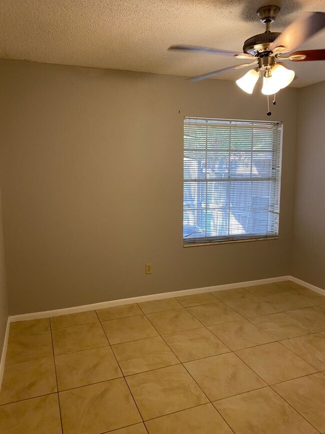 Building Photo - Spacious 3 bedroom, 2 bathrooms multiplex unit. 2 story in Alafaya