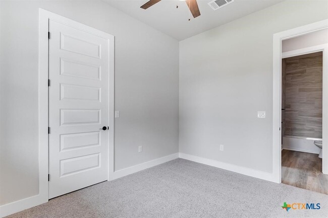 Building Photo - 1255 Pecan Valley Dr