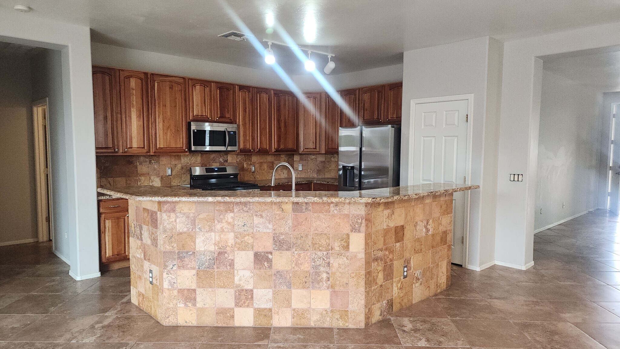 2-Tier Breakfast Bar - 4815 E Silverpuffs Way